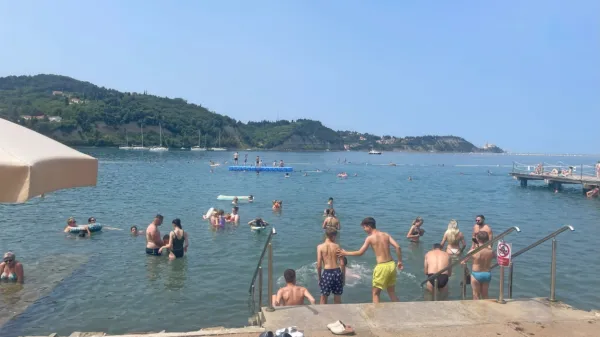Splavi na plaži Term Krka so priljubljeni zlasti med mladimi.  