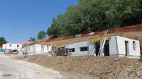 Prve hiše za mlade, ki jih v Dobravljah gradi  občinski stanovanjski 
sklad, bodo vseljive v začetku prihodnjega leta. 