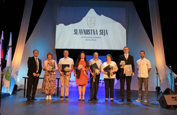 Plaketo Občine Bovec je prejela Ruža Srdoč (plaketo je v njenem 
imenu prevzela Slavica Della Bianca), priznanja so prejeli Martin 
Kavčič, dr. Sanda Lah Kravanja, Bruno Komac in Metka Hosner, 
denarno nagrado pa Robi Kokošin.