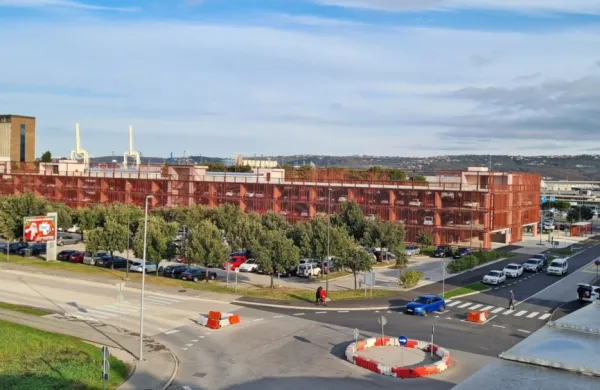 Parkirni hiši Belveder in Sonce (na fotografiji) bosta prosto 
dostopni od danes od 15. ure do jutri do 7. ure.