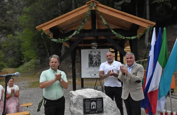 Spominsko ploščo so odkrili župan Bovca Valter Mlekuž, predsednik mednarodnega geomineralnega parka Rabelj Giuseppe 
Dimora in župan Trbiža Renzo Zanette. 
