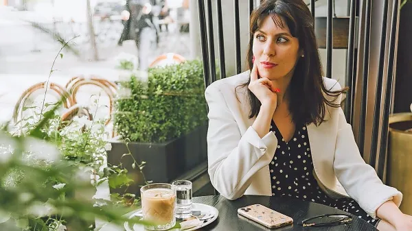 Prva romana sta bila bolj humorna, tudi satirična, pri zadnjem je 
ton bolj resen, pravi avtorica Laura Paukovič.