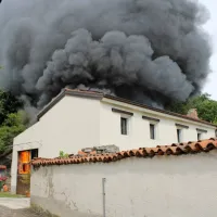 Nad  vasjo  se je  v  nedeljo  popoldne  vil gost  črn  dim.  