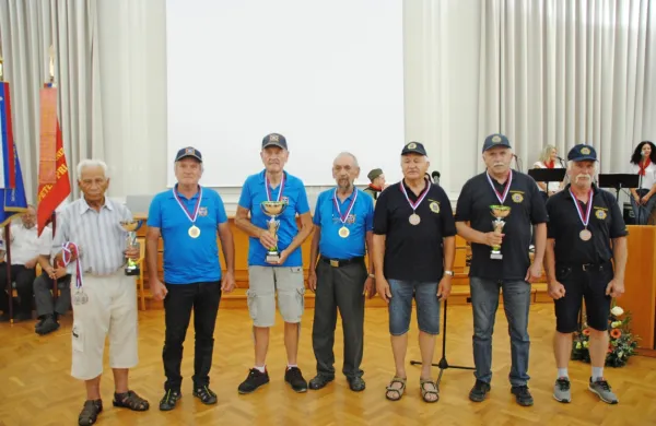 Na slovesnosti  so podelili tudi priznanja najboljšim ekipam  in 
posameznikom petkovega turnirja v streljanju. 