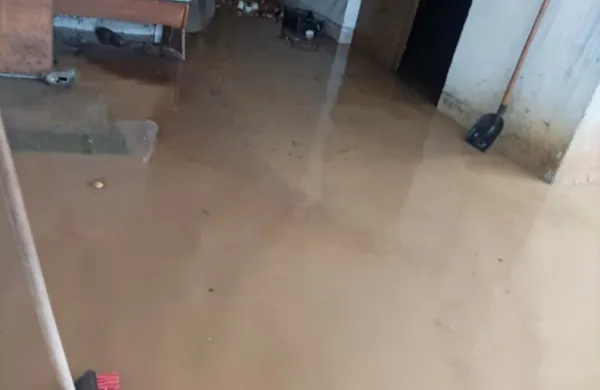 Meteorna voda je ponoči in zjutraj poplavila nekaj kleti stanovanjskih hiš v Šmarjah, Zavinu in Gabrjah na Vipavskem.