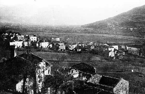 Italijanska vojska je kot maščevanje za smrt karabinjerskega častnika Cira Maroneja, ki so ga sicer ubili italijanski vojaki,  8. avgusta 1942 požgala 
vas Ustje. Po vojni je Italija plačala odškodnino, vendar oškodovanci in njihovi potomci do današnjega dne odškodnine še niso prejeli. 