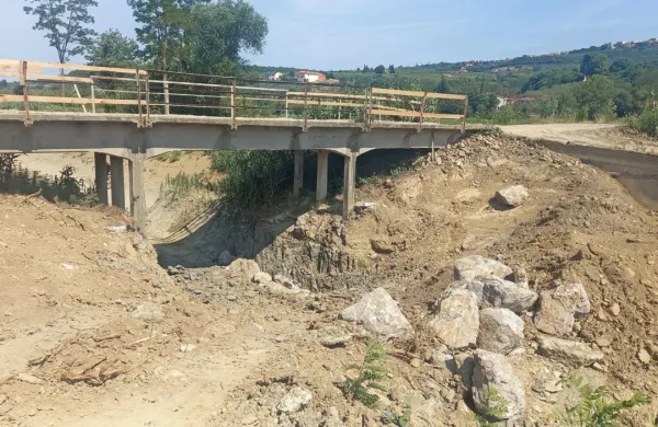 Zaradi vzdrževalnih del Luke Koper ob ankaranskem kanalu so 
tamkajšnji kmetovalci ostali brez vode za namakanje. 