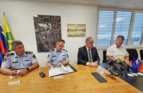 Minister  za notranje zadeve  Boštjan  Poklukar (drugi z desne) je  ob  
obisku   v občini  Šentjernej  ponovil, da  ima  Damjan  Petrič  (drugi z  
leve)  njegovo  popolno zaupanje.   