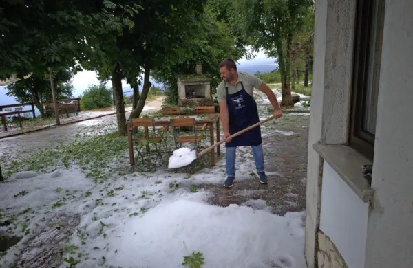 Tako se je Kristijan Vidmar, gospodar  penziona Sinji vrh, zjutraj 
lotil kidanja toče.