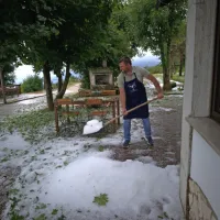 Tako se je Kristijan Vidmar, gospodar  penziona Sinji vrh, zjutraj 
lotil kidanja toče.