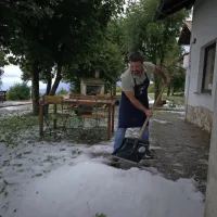 Neurje s točo na Ajdovskem: “Začelo je klestiti in pokati, nekateri kosi so bili večji od štirih centimetrov”