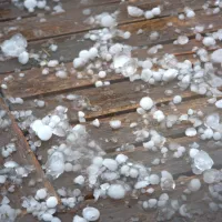 Neurje s točo na Ajdovskem: “Začelo je klestiti in pokati, nekateri kosi so bili večji od štirih centimetrov”