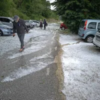 Neurje s točo na Ajdovskem: “Začelo je klestiti in pokati, nekateri kosi so bili večji od štirih centimetrov”