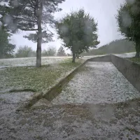 Neurje s točo na Ajdovskem: “Začelo je klestiti in pokati, nekateri kosi so bili večji od štirih centimetrov”