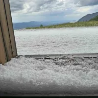 Neurje s točo na Ajdovskem: “Začelo je klestiti in pokati, nekateri kosi so bili večji od štirih centimetrov”