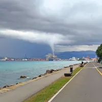 Tak pa je bil dopoldne pogled na burno vremensko dogajanje z 
obalne ceste med Izolo in Koprom 