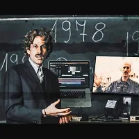 Svojevrstno vezivo celotne Dedokalogije je  Carlo - lik in resnični 
Carlo Zoratti.