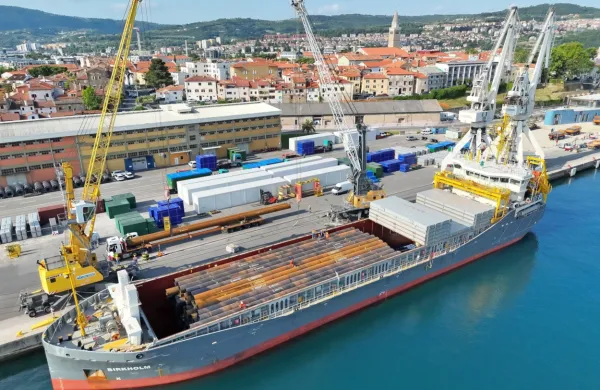 Začenja se naslednja faza širitve južnega dela prvega pomola: pilote bodo zabijali samo med tednom