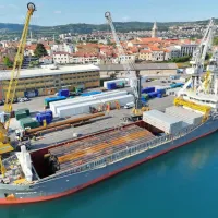 Začenja se naslednja faza širitve južnega dela prvega pomola: pilote bodo zabijali samo med tednom