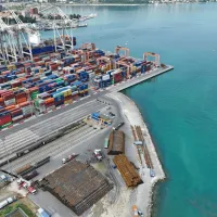 Luka bo pridobila 326 metrov  obale, dva priveza in sedem hektarov skladiščnih in manipulativnih površin.