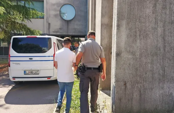 Obtoženi  je  v  priporu  od lanskega oktobra,  ko  je  s svojim  obnašanjem   prestrašil  več mlajših  žensk.    