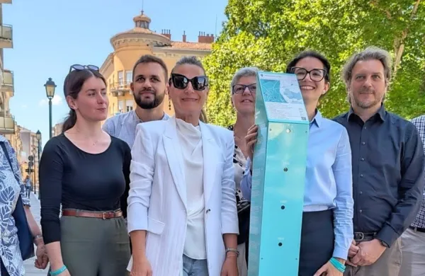 Cross Stories je projekt, ki preko enajst informacijskih stebričkov 
povezuje preteklost in sedanjost na območju Gorice in Nove 
Gorice.