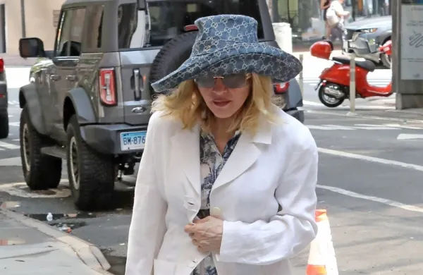 Madonna v sorodu s papežem