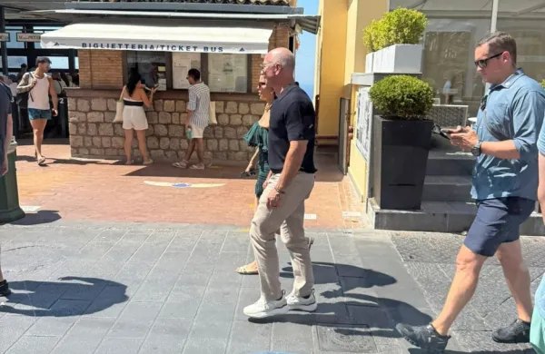 Jeff Bezos se je  s soprogo pred dnevi mudil tudi na italijanskem 
Capriju.