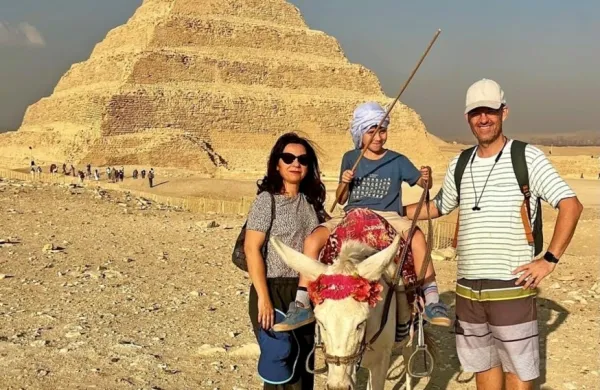 Dopisnica RTV Slovenija Karmen Willum Švegl se je z možem  Gunnarjem Willumom  in sinom Oskarjem iz Bangkoka preselila v Kairo.