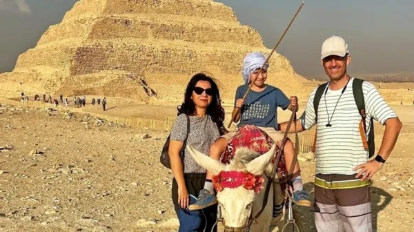 Dopisnica RTV Slovenija Karmen Willum Švegl se je z možem  Gunnarjem Willumom  in sinom Oskarjem iz Bangkoka preselila v Kairo.