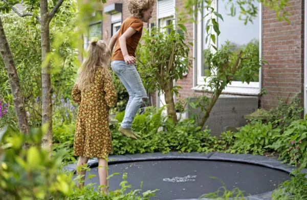 NIJZ priporoča, da otroku ali mladostniku ne dovolimo, da bi s 
trampolina skakal na tla ali na trampolinu izvajal zahtevne skoke, 
kot so premeti ali prevali v zraku.