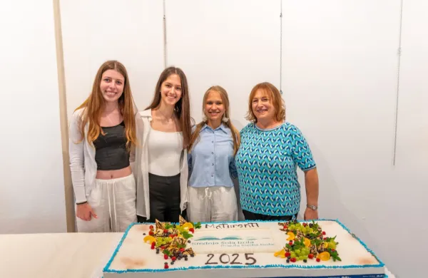 Na Srednji šoli Izola so ponosni na (z leve) diamantni maturantki  
Mašo Kovačič Štefančič in Nikolino Gvozdić ter zlato maturantko 
Varvaro Kuzmina. Skrajno desno je ravnateljica Adelija Perne.



