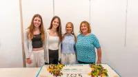 Na Srednji šoli Izola so ponosni na (z leve) diamantni maturantki  
Mašo Kovačič Štefančič in Nikolino Gvozdić ter zlato maturantko 
Varvaro Kuzmina. Skrajno desno je ravnateljica Adelija Perne.



