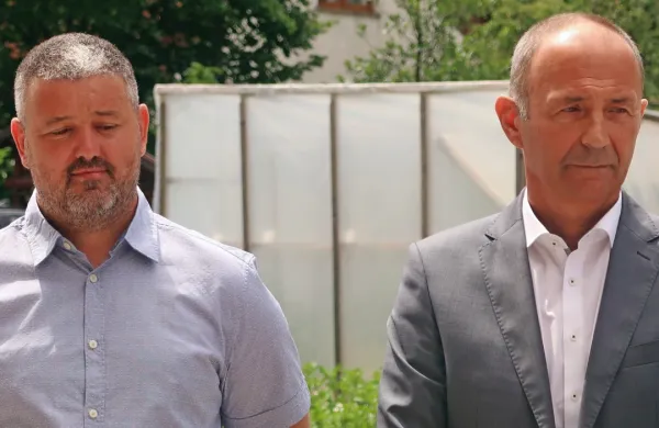 Razočarani predsednik KS Črni Vrh Gregor Rupnik (levo) ob članu 
uprave Petrola Jožetu Smoliču, ki ob neodzivni vladi vztraja z 
zaprtjem štirih podeželskih bencinskih servisov