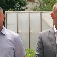 Razočarani predsednik KS Črni Vrh Gregor Rupnik (levo) ob članu 
uprave Petrola Jožetu Smoliču, ki ob neodzivni vladi vztraja z 
zaprtjem štirih podeželskih bencinskih servisov