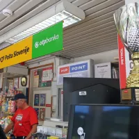 Delavec Petrola v Črnem Vrhu, ki je bil maja proglašen za 
najboljšega v kategoriji malih servisov, po junijskem zaprtju 
opravlja le še poštne storitve.