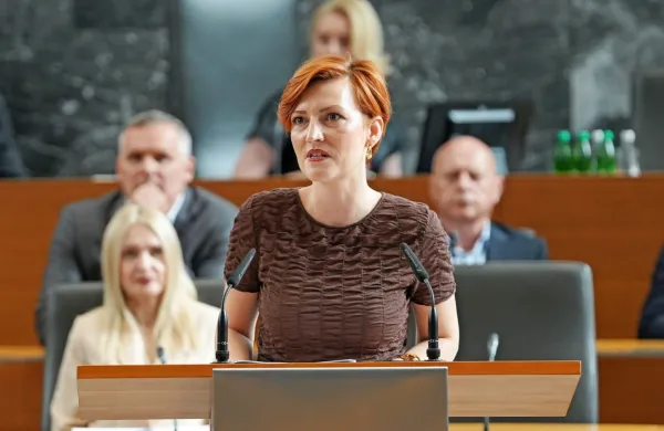 Ministrica za kulturo Asta Vrečko je na seji DZ v odgovoru na 
interpelacijo zavrnila očitke.