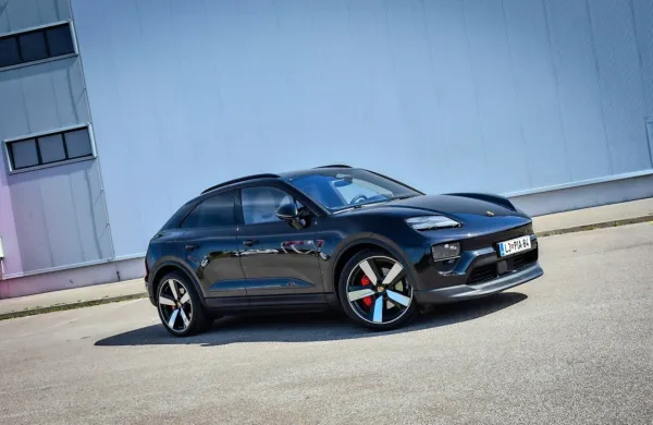Porsche macan, ki je bil doslej na voljo z bencinskimi in še prej tudi 
z dizelskim motorjem, je zdaj kupcem na voljo le kot čistokrvni 
električar.