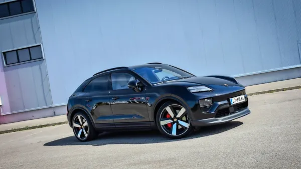 Porsche macan, ki je bil doslej na voljo z bencinskimi in še prej tudi 
z dizelskim motorjem, je zdaj kupcem na voljo le kot čistokrvni 
električar.