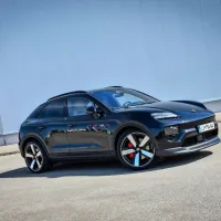 Porsche macan, ki je bil doslej na voljo z bencinskimi in še prej tudi 
z dizelskim motorjem, je zdaj kupcem na voljo le kot čistokrvni 
električar.