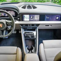 Položaj za volanom je povsem porschejevski. Športen, a hkrati 
udoben, medtem ko je okolje v celoti digitalno.