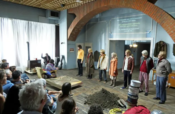 Izvrsten igralski ansambel madžarskega gledališča iz Romunije je s svojo pripovedjo 1978 navdušil tudi  občinstvo  v Novi Gorici. 