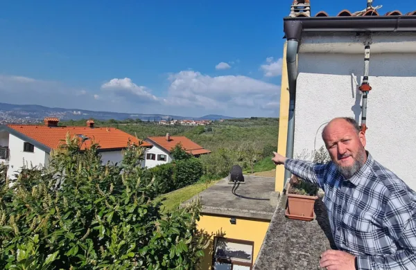 Domačin Igor Kobal kaže proti območju Plavskega potoka, kjer so 
v globini minirali ob gradnji predora.