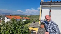Domačin Igor Kobal kaže proti območju Plavskega potoka, kjer so 
v globini minirali ob gradnji predora.