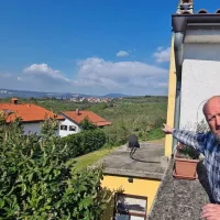 Domačin Igor Kobal kaže proti območju Plavskega potoka, kjer so 
v globini minirali ob gradnji predora.