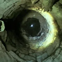 Ko Igor Kobal z Zgornjih Škofij odpre pokrov več metrov globokega vodnjaka na vrtu, komajda uzre vodo v njem. 