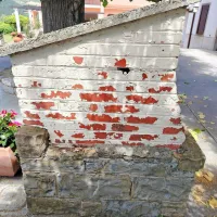 S terena je slišati,  da se je na nekaterih lokacijah v vodnjakih raven vode po 
miniranju za predor drugega tira bistveno znižala, kar krajane zelo skrbi.

