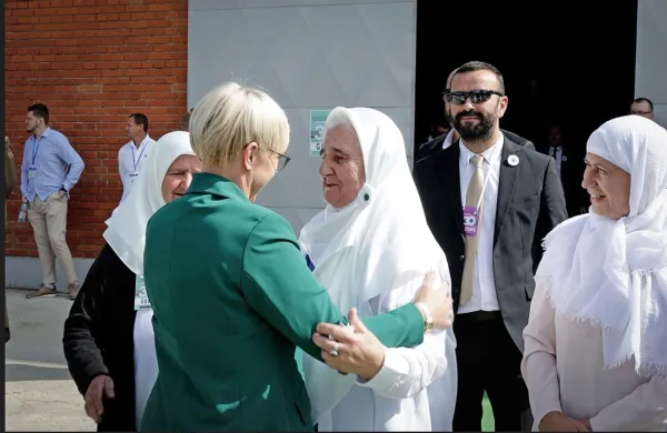 Predsednica republike Nataša Pirc Musar se je danes v spominskem centru v Potočarih udeležila komemoracije ob 30. 
obletnici genocida v Srebrenici. 