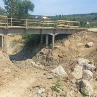 Občinski svet Občine Ankaran zahteva takojšnjo zaustavitev 
gradbenih del  na ankaranskem obrobnem kanalu in takojšnjo 
postavitev (začasne) zaščite pred vdorom morske vode v obstoječi 
kanal.