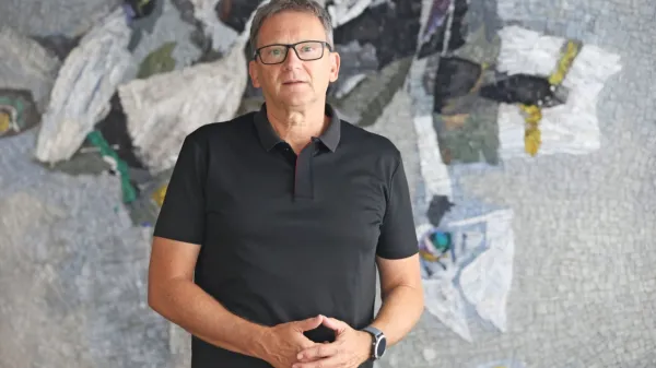 (INTERVJU) dr. Samo Uhan: “V slovenski politiki je sredina generator politične korupcije”